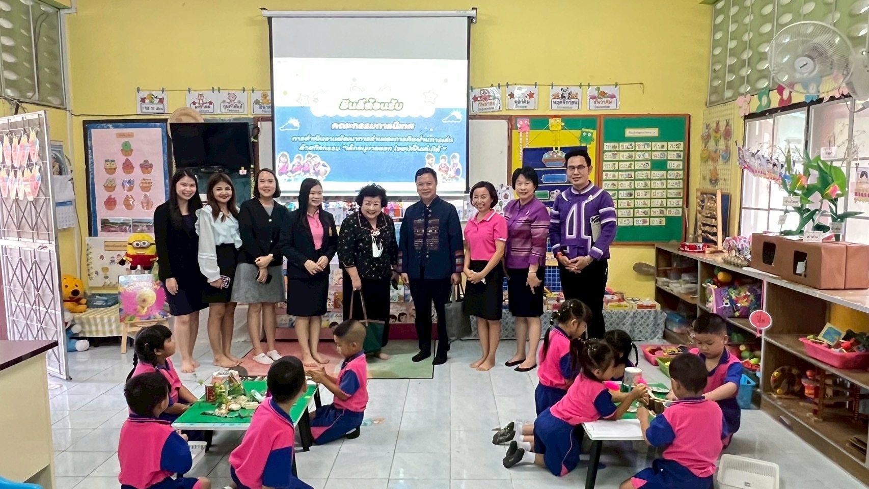 วันที่ 19 สิงหาคม 2568 ต้อนรับการเยี่ยมชมห้องเรียนจาก นางภาวิณี แสงทวีสุข ผู้อำนวยการกลุ่มพัฒนาหลักสูตรและส่งเสริมการศึกษาปฐมวัย สำนักวิชาการและมาตรฐานการศึกษา สำนักงานคณะกรรมการการศึกษาขั้นพื้นฐาน และคณะในการติดตามดำเนินงานการพัฒนาการอ่านและการคิดผ่านการเล่น “เด็กอนุบาลแยก (ขยะ) เป็นเล่นได้” ตามโครงการขับเคลื่อนการจัดประสบการณ์พัฒนาการอ่าน เพื่อส่งเสริมความสามารถในการคิดพื้นฐานในการเรียนรู้สำหรับนักเรียนปฐมวัย