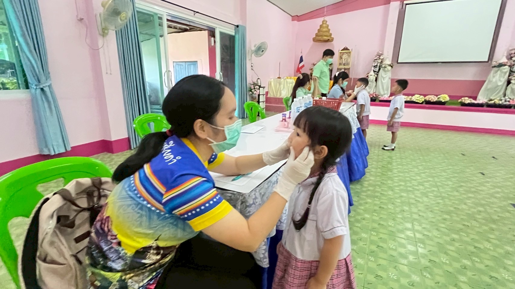 นักเรียนโรงเรียนบ้านใหม่ร่มเย็นระดับชั้นอนุบาลปีที่ 2-3 เข้ารับการตรวจสุขภาพอนามัย โดยได้รับความอนุเคราะห์จากโรงพยาบาลส่งเสริมสุขภาพประจำตำบลร่มเย็น
